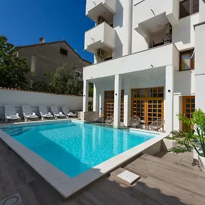 https://rooms-and-apartments-diana.hotelinzadar.com